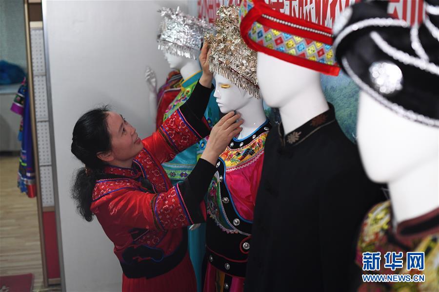 （兩會(huì)人物&middot;圖文互動(dòng)）（5）帶娃、賺錢(qián)兩不誤&mdash;&mdash;一位農(nóng)民工代表眼中的脫貧新工作