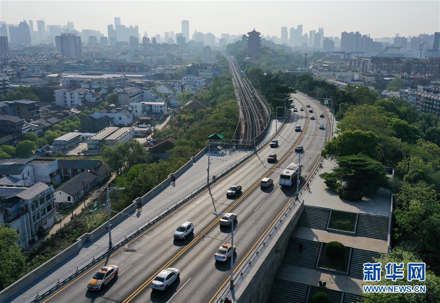 （新華全媒頭條&middot;圖文互動）（13）從人民中汲取磅礴力量&mdash;&mdash;習(xí)近平總書記同出席2020年全國兩會人大代表、政協(xié)委員共商國是紀(jì)實(shí)