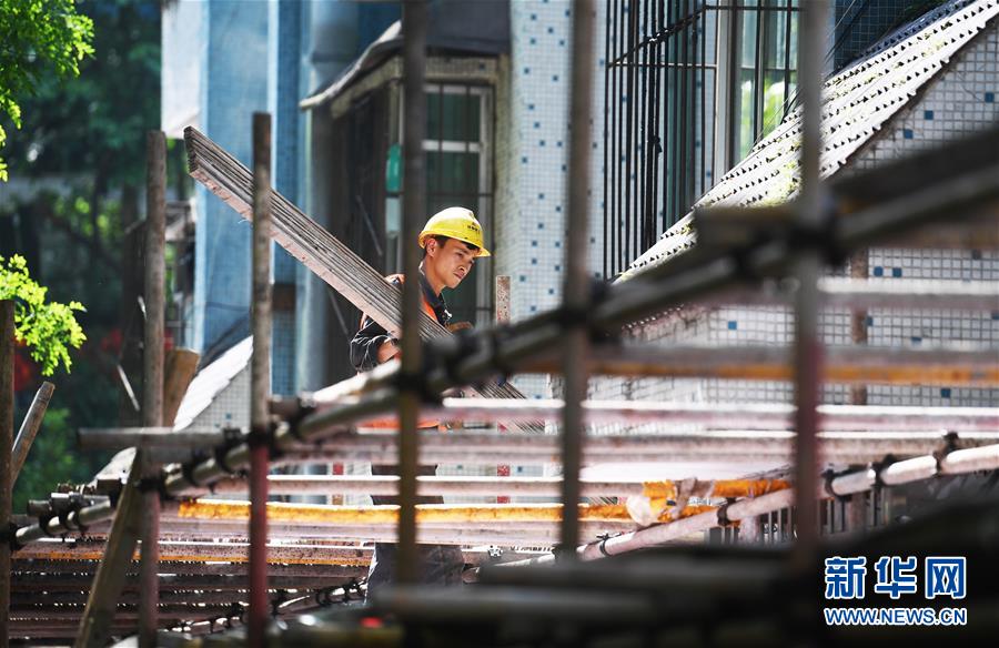 (新華全媒頭條·兩會(huì)精神看落實(shí)·圖文互動(dòng))(8)努力讓群眾看到變化得到實(shí)惠——落實(shí)全國(guó)兩會(huì)精神持續(xù)保障和改善民生述評(píng)