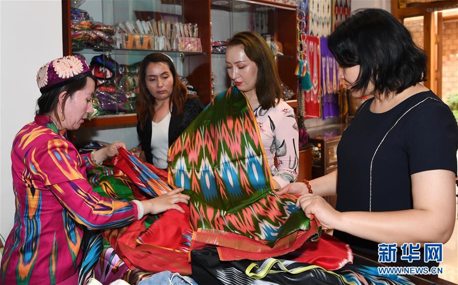 （決戰(zhàn)決勝脫貧攻堅(jiān)&middot;聚焦&ldquo;三區(qū)三州&rdquo;&middot;圖文互動(dòng)）（4）&ldquo;古老&rdquo;和田展現(xiàn)新時(shí)尚