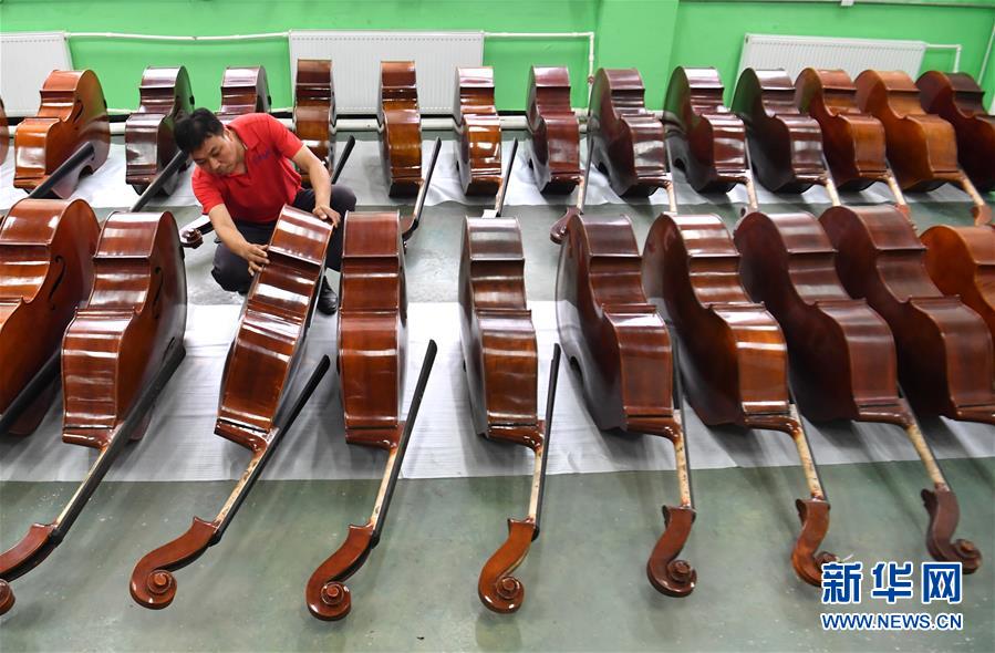 （走向我們的小康生活&middot;圖文互動(dòng)）（2）放下鋤頭，卻撥動(dòng)命運(yùn)的琴弦