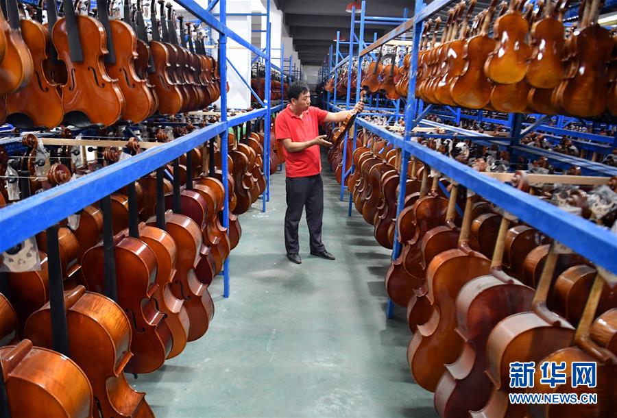 （走向我們的小康生活&middot;圖文互動(dòng)）（3）放下鋤頭，卻撥動(dòng)命運(yùn)的琴弦