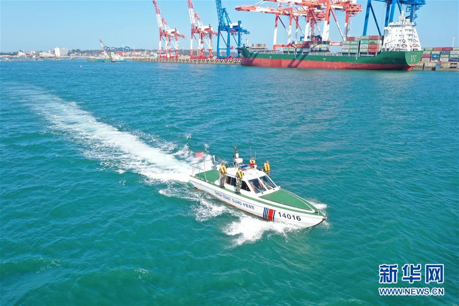 （圖文互動）（1）中國海警海上報(bào)警平臺運(yùn)行一年接警6萬余起
