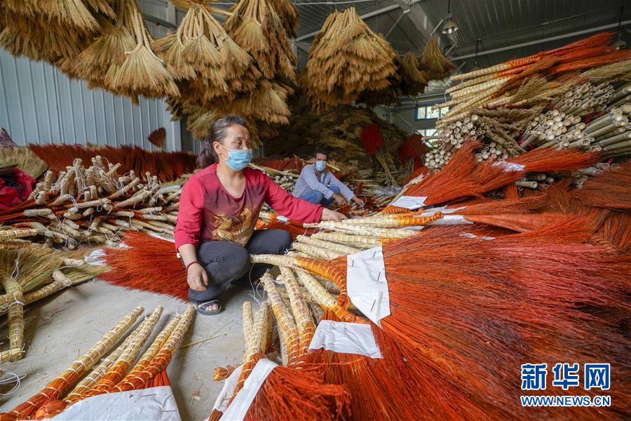 （決戰(zhàn)決勝脫貧攻堅(jiān)&middot;圖文互動(dòng)）（1）&ldquo;掃&rdquo;出脫貧路：南疆深貧村巧變&ldquo;創(chuàng)業(yè)村&rdquo;