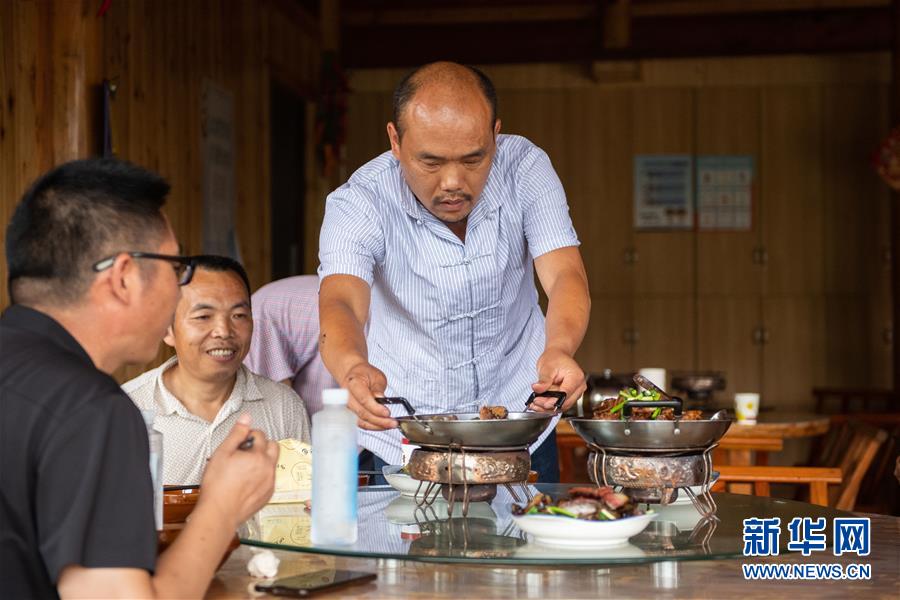（新華全媒頭條&middot;走向我們的小康生活&middot;圖文互動(dòng)）（9）那山，那人，那苗寨&mdash;&mdash;十八洞村三代人的奮斗史