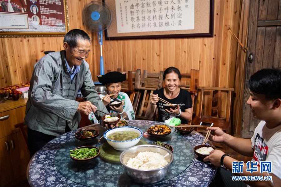 （新華全媒頭條&middot;走向我們的小康生活&middot;圖文互動(dòng)）（2）那山，那人，那苗寨&mdash;&mdash;十八洞村三代人的奮斗史