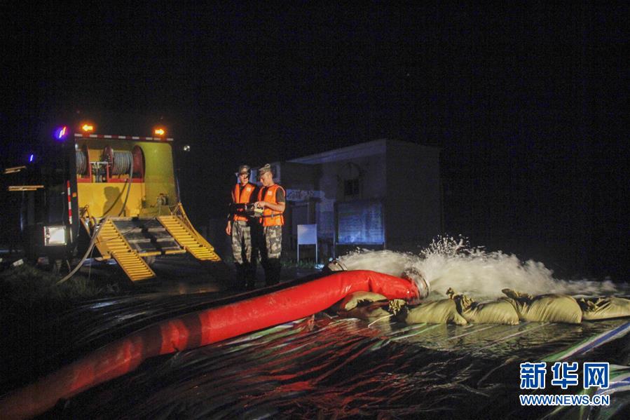 （防汛抗洪&middot;圖文互動）（3）洪水不退，子弟兵誓死不退&mdash;&mdash;解放軍和武警部隊官兵參與洪澇災(zāi)害搶險救援記事