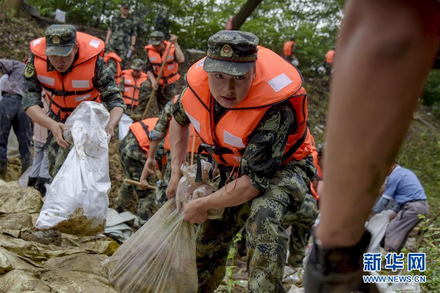 （防汛抗洪&middot;圖文互動）（6）洪水不退，子弟兵誓死不退&mdash;&mdash;解放軍和武警部隊官兵參與洪澇災(zāi)害搶險救援記事