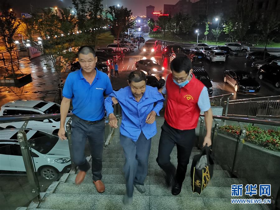 （防汛抗洪&middot;圖文互動）（3）洪水來襲，銅鑼聲在千年古鎮(zhèn)的雨夜響起