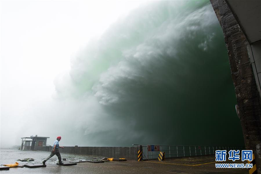 （在習近平新時代中國特色社會主義思想指引下&mdash;&mdash;新時代新作為新篇章&middot;習近平總書記關(guān)切事&middot;圖文互動）（1）黑科技 縛洪魔&mdash;&mdash;現(xiàn)代科技提升防汛救災硬實力