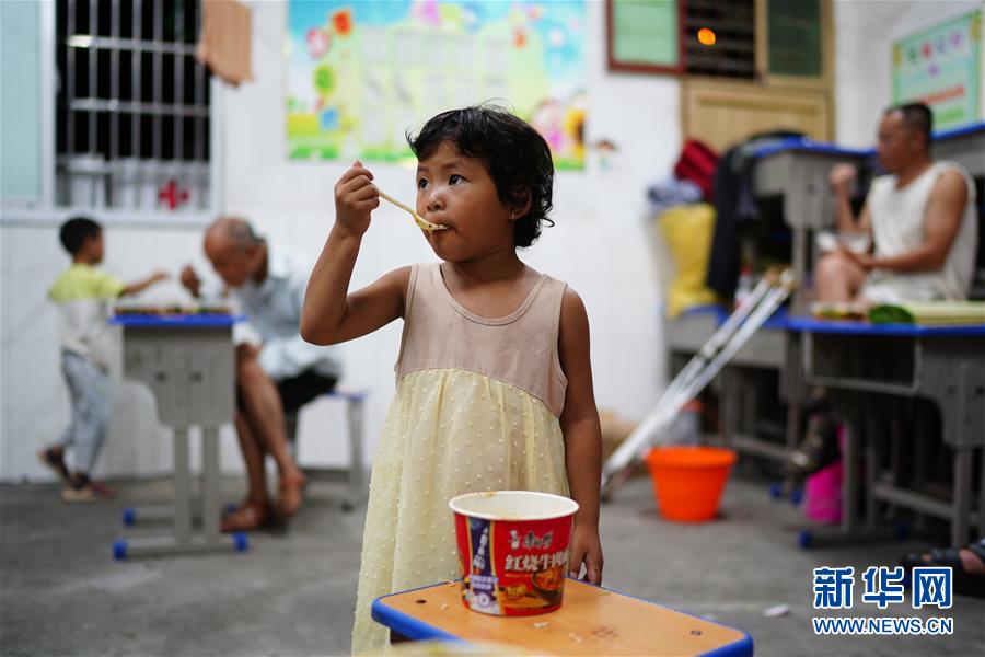 （在習(xí)近平新時(shí)代中國(guó)特色社會(huì)主義思想指引下&mdash;&mdash;新時(shí)代新作為新篇章&middot;習(xí)近平總書記關(guān)切事&middot;圖文互動(dòng)）（1）遮風(fēng)雨 送安穩(wěn)&mdash;&mdash;受災(zāi)群眾轉(zhuǎn)移安置中的暖心故事