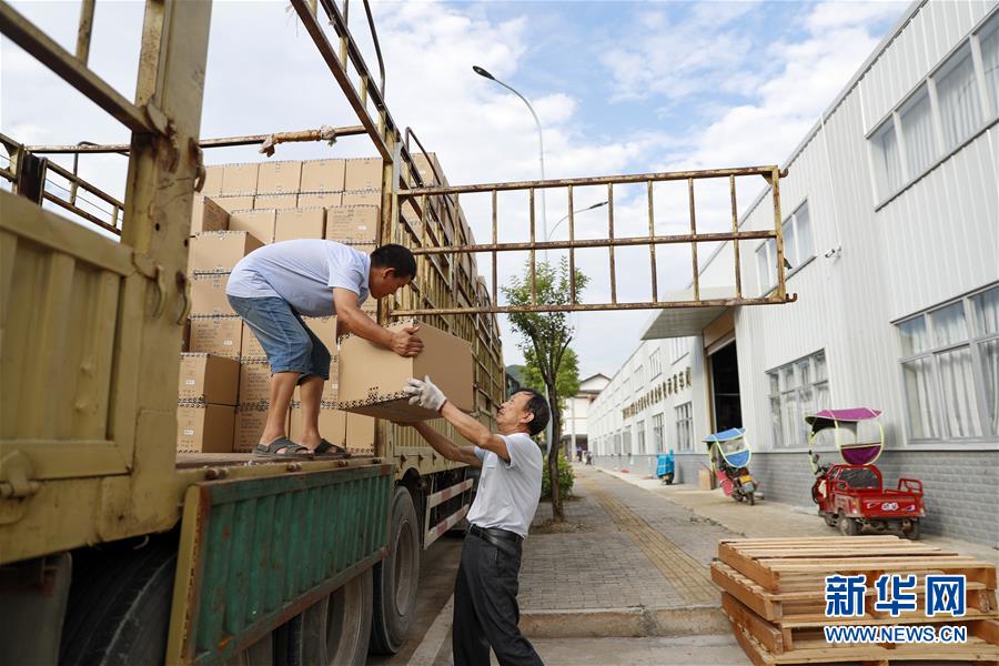 （落實(shí)&ldquo;六穩(wěn)&rdquo;&ldquo;六保&rdquo;一線見聞&middot;圖文互動(dòng)）（1）&ldquo;不讓一名貧困勞動(dòng)力失業(yè)！&rdquo;&mdash;&mdash;三峽庫區(qū)穩(wěn)就業(yè)見聞