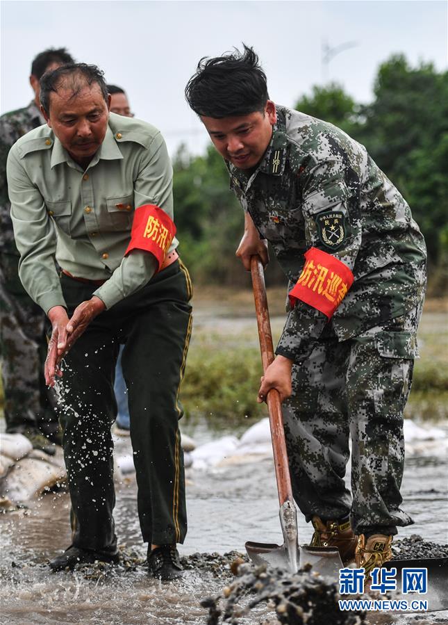 （防汛抗洪&middot;圖文互動(dòng)）（1）長江大堤上的&ldquo;父子之約&rdquo;