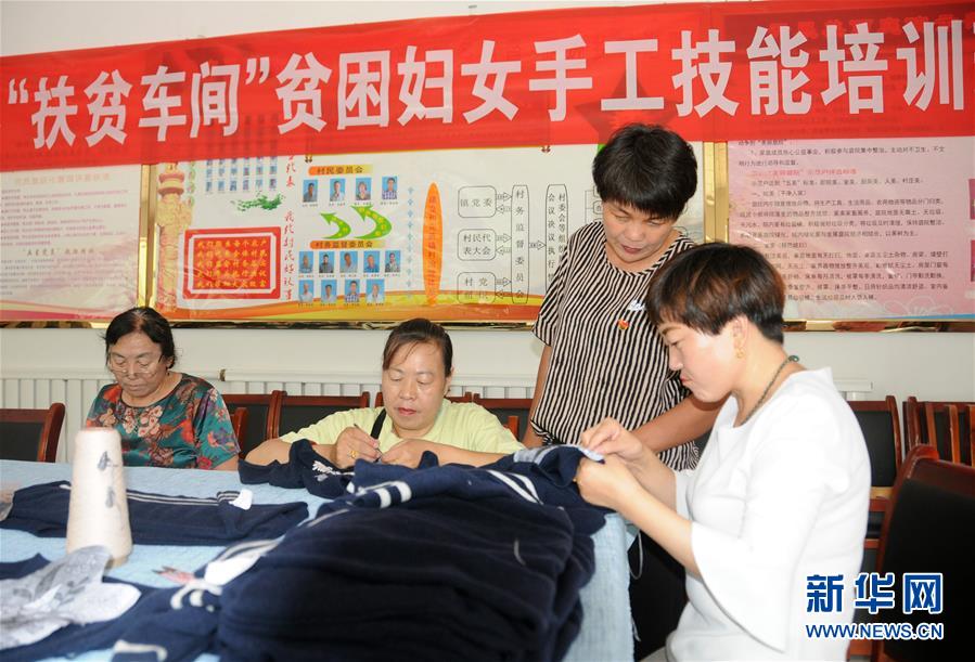 （決戰(zhàn)決勝脫貧攻堅&middot;圖文互動）（1）內蒙古河套：一雙巧手、一副棒針、一團毛線打造貧困戶&ldquo;炕頭經濟&rdquo;