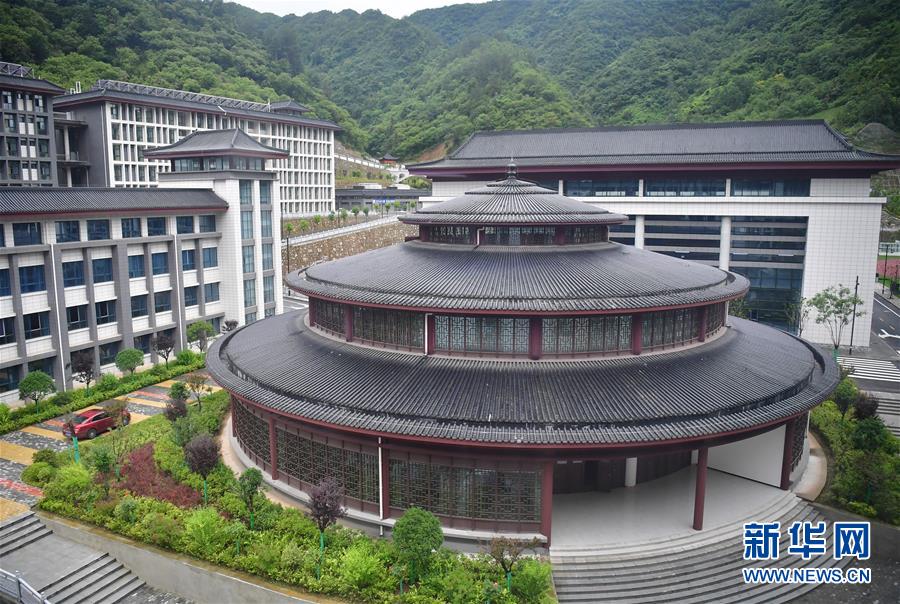 （新華視點&middot;圖文互動）（4）學校建漂亮點本無錯，為何這所&ldquo;豪華中學&rdquo;讓人困惑？