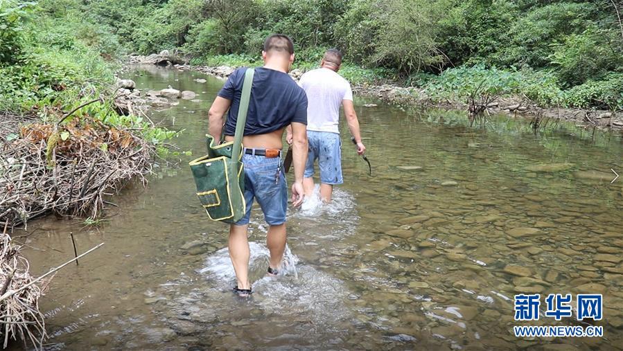 （高溫下的勞動(dòng)者&middot;圖文互動(dòng)）（1）高溫襲來(lái)，他們用雙手守護(hù)貧困大山