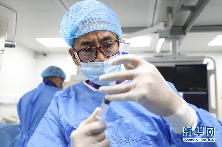 (圖文互動(dòng))(3)身披“重甲”來(lái)“繡花”——醫(yī)院中的“鉛衣醫(yī)生”