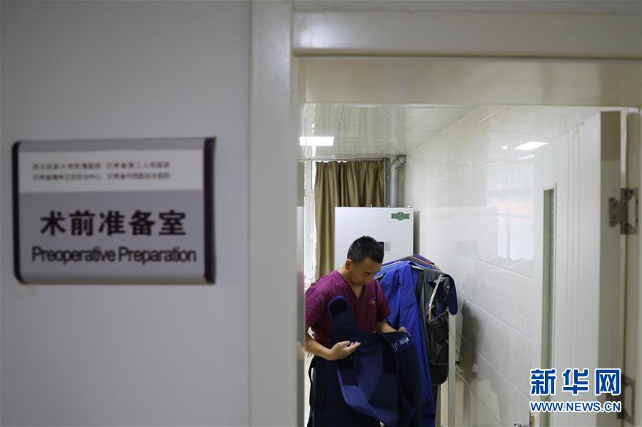 (圖文互動(dòng))(1)身披“重甲”來(lái)“繡花”——醫(yī)院中的“鉛衣醫(yī)生”