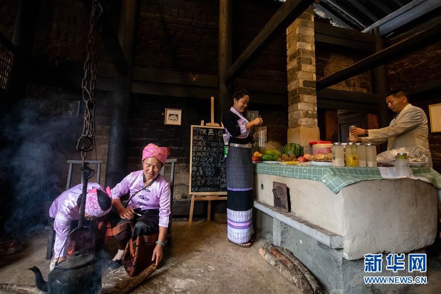 （決戰(zhàn)決勝脫貧攻堅(jiān)&middot;圖文互動(dòng)）（1）眼前的生活就是詩和遠(yuǎn)方&mdash;&mdash;藝術(shù)引領(lǐng)云南傣族山村蝶變