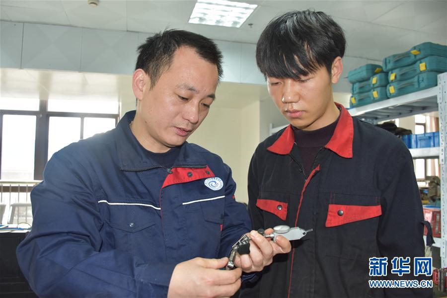 （總書(shū)記推動(dòng)的改革身邊事&middot;教育改革篇&middot;圖文互動(dòng)）（3）特寫(xiě)：&ldquo;95后&rdquo;上海職校生：&ldquo;我的工牌上印著&lsquo;中國(guó)航天&rsquo;&rdquo;