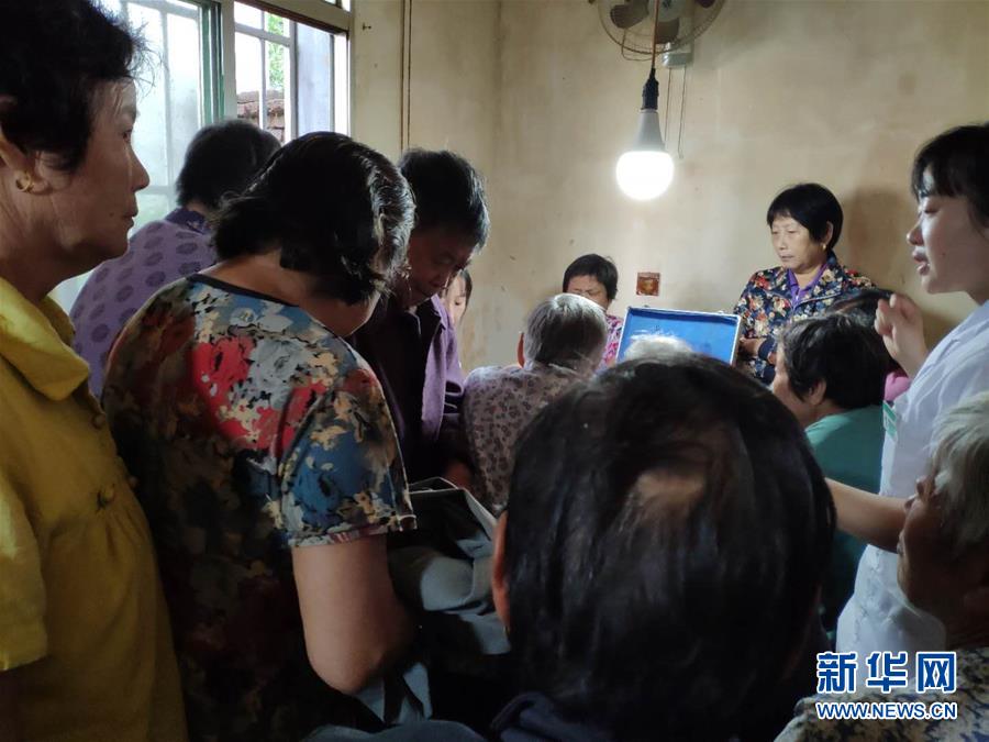 （總書記推動(dòng)的改革身邊事&middot;醫(yī)療改革篇&middot;圖文互動(dòng)）（2）特寫：&ldquo;坐堂醫(yī)生&rdquo;變身&ldquo;健康管家&rdquo;&mdash;&mdash;一個(gè)鄉(xiāng)鎮(zhèn)家庭醫(yī)生團(tuán)隊(duì)的診療記錄