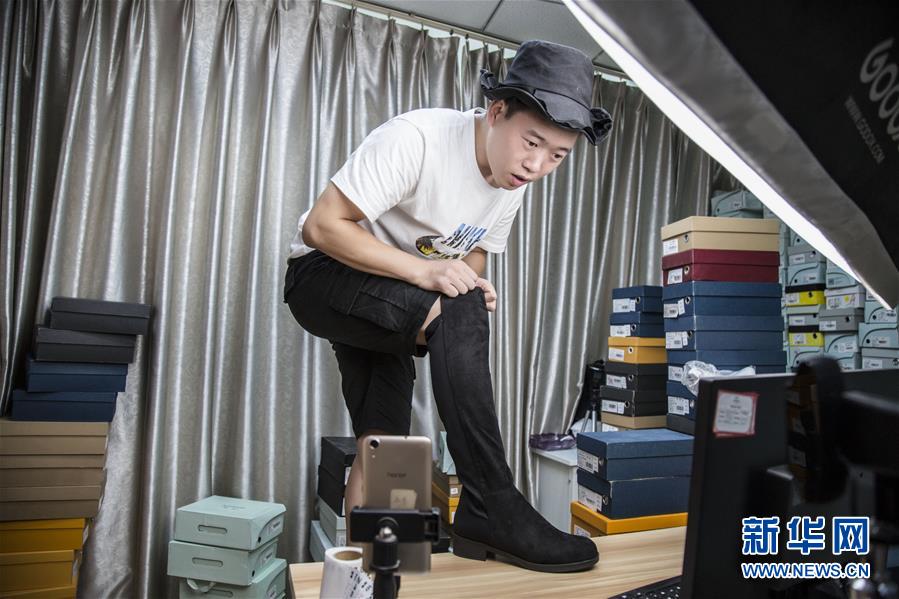 （總書記推動(dòng)的改革身邊事&middot;就業(yè)創(chuàng)業(yè)改革篇&middot;圖文互動(dòng)）（3）特寫：&ldquo;網(wǎng)絡(luò)主播背后是轟鳴的工廠&rdquo;&mdash;&mdash;聆聽經(jīng)濟(jì)復(fù)蘇的新訊號(hào)