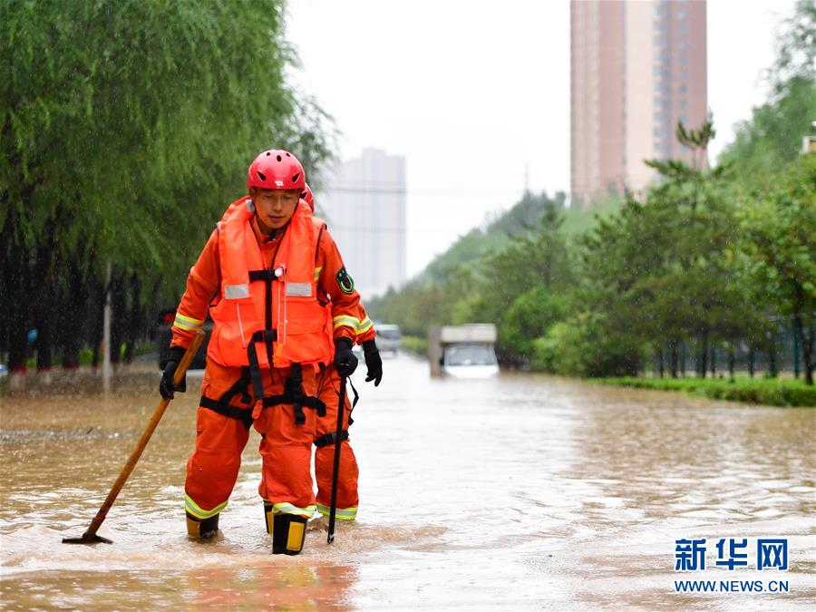 （社會(huì)）（1）青海西寧：強(qiáng)降水引發(fā)城市積水