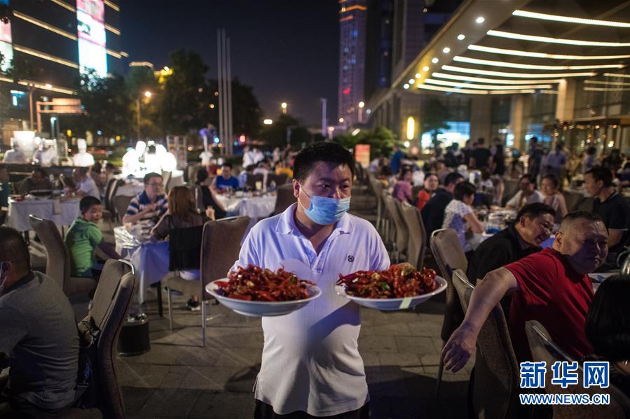 （在習(xí)近平新時(shí)代中國(guó)特色社會(huì)主義思想指引下&mdash;&mdash;新時(shí)代新作為新篇章&middot;習(xí)近平總書(shū)記關(guān)切事&middot;圖文互動(dòng)）（4）消費(fèi)回暖市聲新&mdash;&mdash;內(nèi)需動(dòng)力不斷釋放的市場(chǎng)觀察