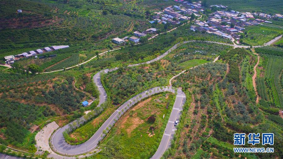 （新華全媒頭條&middot;走向我們的小康生活&middot;圖文互動(dòng)）（1）長(zhǎng)城腳下，小康村串成&ldquo;珍珠鏈&rdquo;