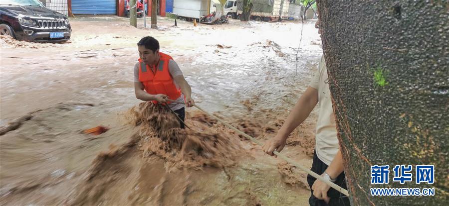 （在習近平新時代中國特色社會主義思想指引下&mdash;&mdash;新時代新作為新篇章&middot;習近平總書記關(guān)切事&middot;圖文互動）（3）洪峰浪尖，鮮紅的黨旗高高飄揚&mdash;&mdash;記防汛抗洪一線的共產(chǎn)黨員