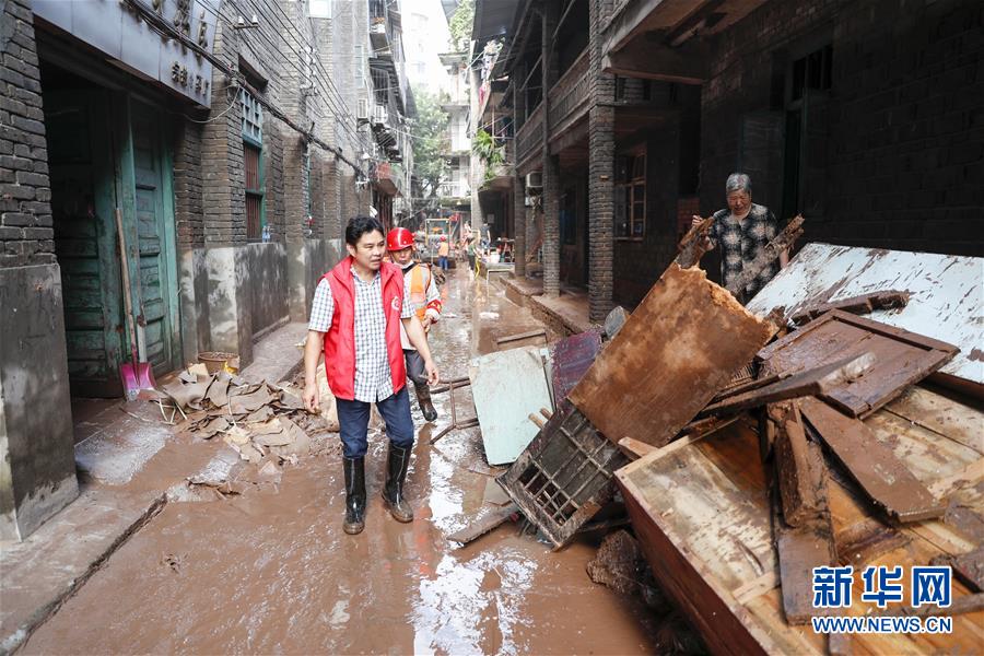 （在習近平新時代中國特色社會主義思想指引下&mdash;&mdash;新時代新作為新篇章&middot;習近平總書記關(guān)切事&middot;圖文互動）（4）洪峰浪尖，鮮紅的黨旗高高飄揚&mdash;&mdash;記防汛抗洪一線的共產(chǎn)黨員