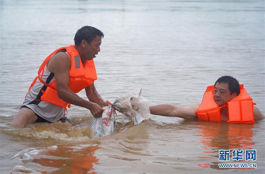 （在習近平新時代中國特色社會主義思想指引下&mdash;&mdash;新時代新作為新篇章&middot;習近平總書記關(guān)切事&middot;圖文互動）（5）洪峰浪尖，鮮紅的黨旗高高飄揚&mdash;&mdash;記防汛抗洪一線的共產(chǎn)黨員