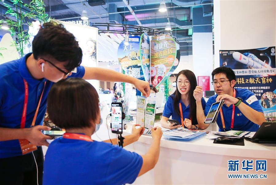 （新華全媒頭條&middot;圖文互動(dòng)）（12）奮斗結(jié)碩果，再寫新篇章&mdash;&mdash;寫在共和國71周年華誕之際