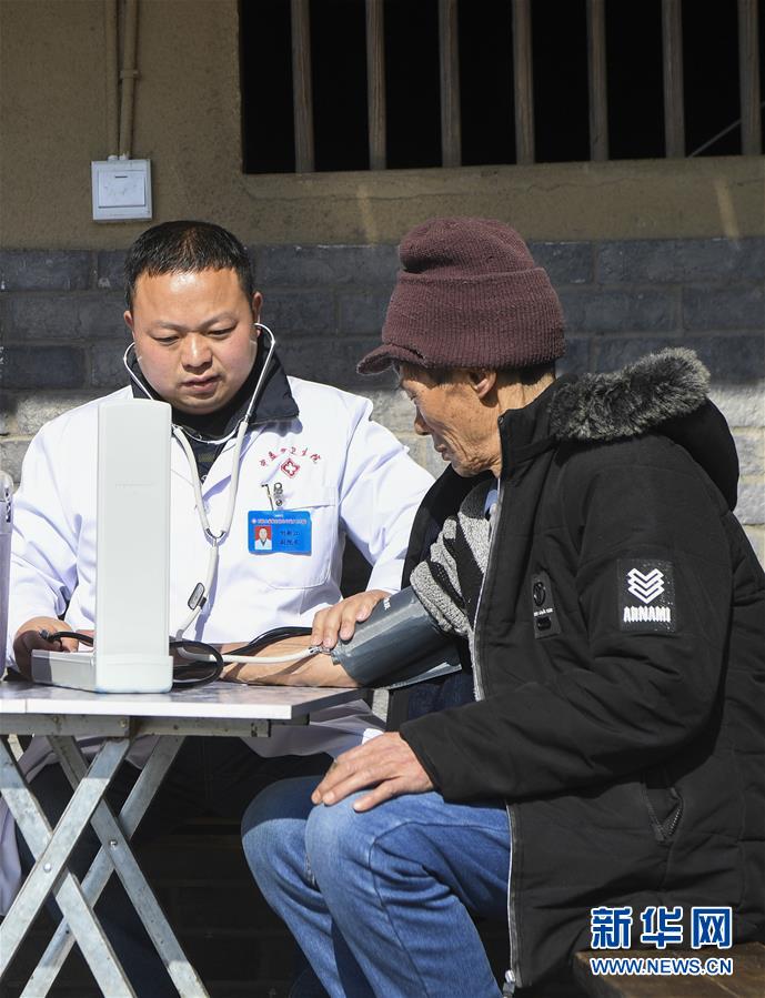 （習(xí)近平的小康故事&middot;新華網(wǎng)&middot;圖文互動(dòng)）（5）&ldquo;真正解決好基層群眾看病難、看病貴問(wèn)題&rdquo;&mdash;&mdash;習(xí)近平和群眾健康的故事