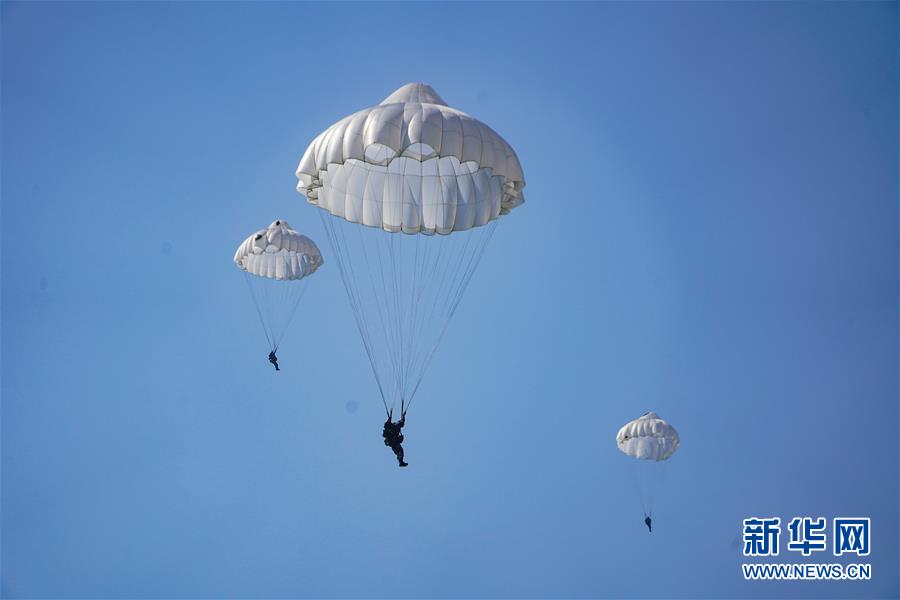 （在習(xí)近平強(qiáng)軍思想指引下&middot;我們?cè)趹?zhàn)位報(bào)告&middot;圖文互動(dòng)）（2）朵朵傘花綻放，勝戰(zhàn)精兵天降&mdash;&mdash;空降兵部隊(duì)某旅教導(dǎo)員余海龍帶領(lǐng)官兵傳承黃繼光精神記事