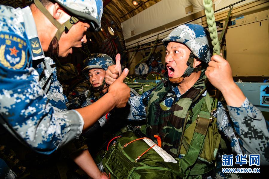 （在習(xí)近平強(qiáng)軍思想指引下&middot;我們?cè)趹?zhàn)位報(bào)告&middot;圖文互動(dòng)）（3）朵朵傘花綻放，勝戰(zhàn)精兵天降&mdash;&mdash;空降兵部隊(duì)某旅教導(dǎo)員余海龍帶領(lǐng)官兵傳承黃繼光精神記事