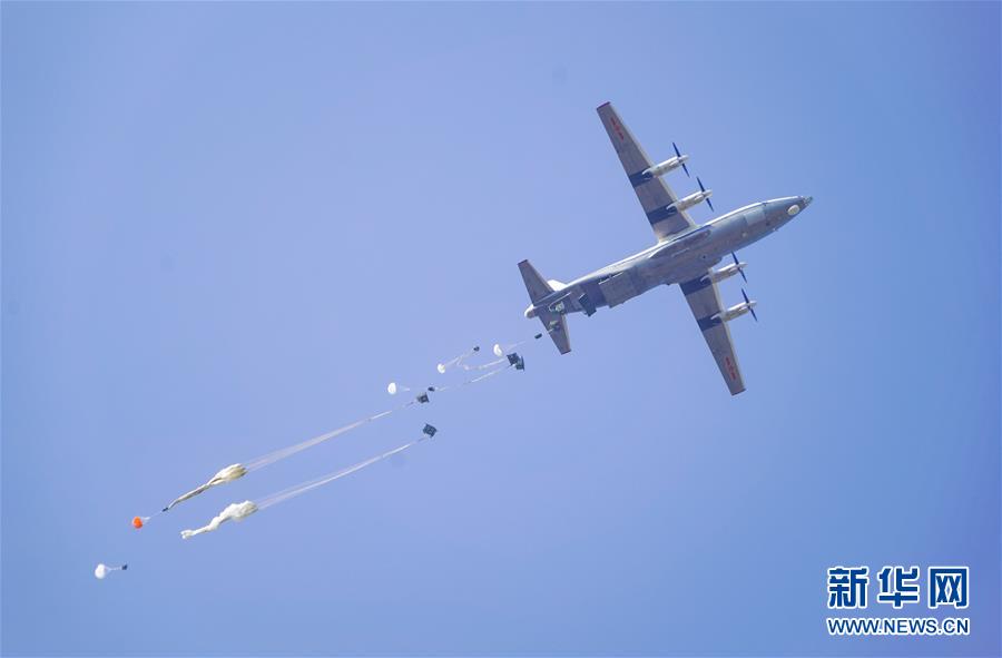 （在習(xí)近平強(qiáng)軍思想指引下&middot;我們?cè)趹?zhàn)位報(bào)告&middot;圖文互動(dòng)）（4）朵朵傘花綻放，勝戰(zhàn)精兵天降&mdash;&mdash;空降兵部隊(duì)某旅教導(dǎo)員余海龍帶領(lǐng)官兵傳承黃繼光精神記事