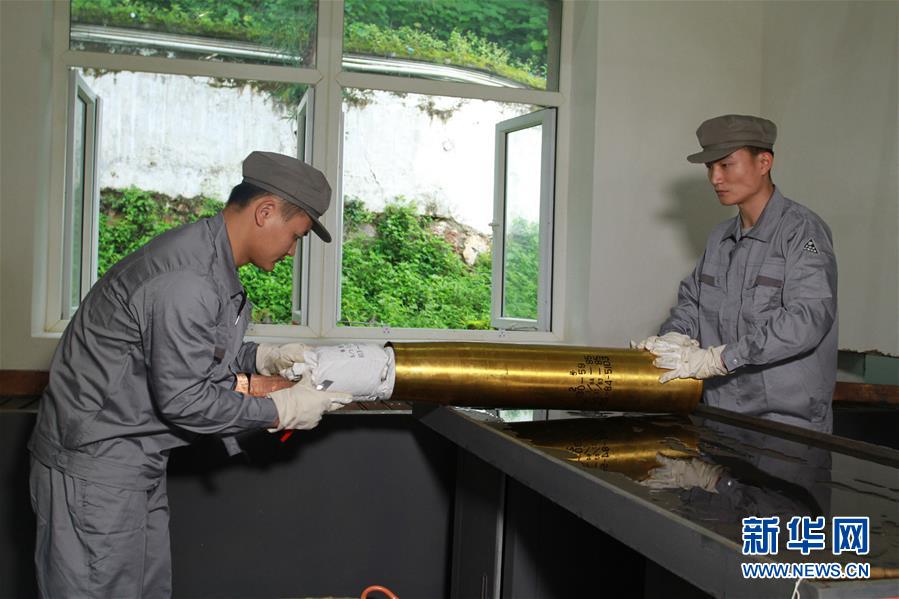 （在習(xí)近平強(qiáng)軍思想指引下&middot;我們在戰(zhàn)位報(bào)告&middot;圖文互動）（2）牢記統(tǒng)帥囑托  做刀尖上的舞者&mdash;&mdash;記聯(lián)勤保障部隊(duì)某報(bào)廢武器彈藥銷毀站參謀長陳雪禮