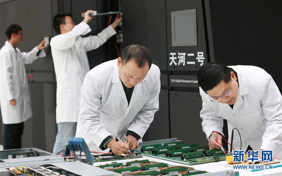 （在習(xí)近平強(qiáng)軍思想指引下&middot;我們?cè)趹?zhàn)位報(bào)告&middot;圖文互動(dòng)）（2）向著未來戰(zhàn)場沖鋒&mdash;&mdash;國防科技大學(xué)科研創(chuàng)新記事