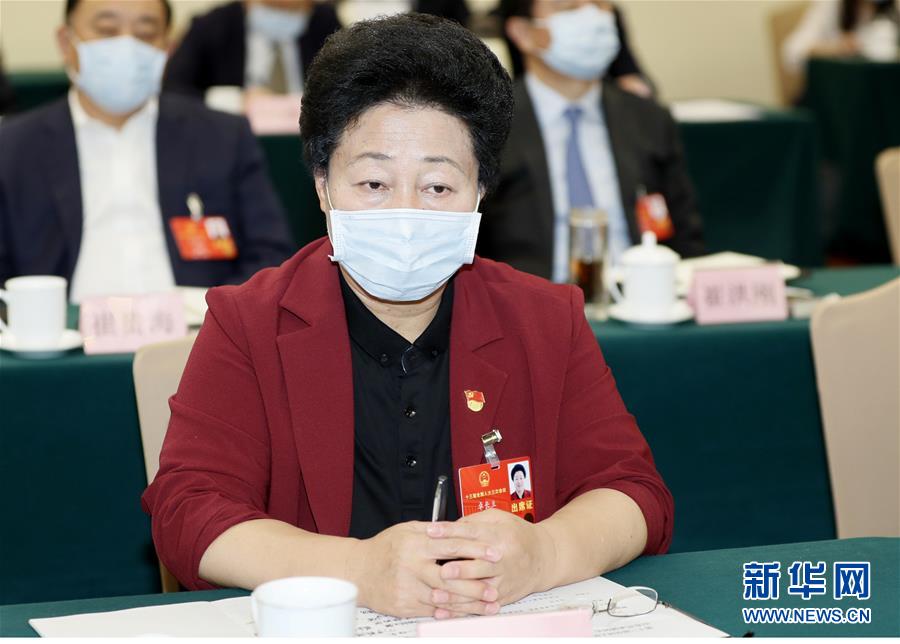 （兩會&middot;熱點畫報）（12）代表委員建言統(tǒng)籌做好經(jīng)濟社會發(fā)展工作