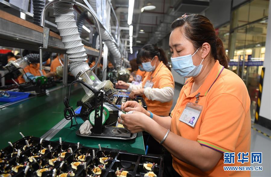 （兩會(huì)&middot;熱點(diǎn)畫(huà)報(bào)）（14）代表委員建言統(tǒng)籌做好經(jīng)濟(jì)社會(huì)發(fā)展工作