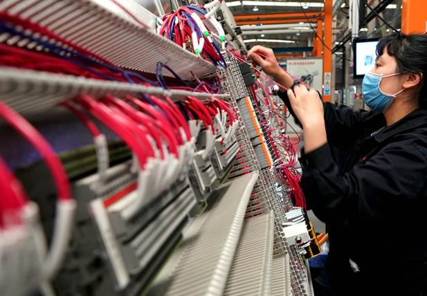 4月21日，在位于河南省許昌市的許繼電氣股份有限公司內，工作人員在生產線上作業(yè)。新華社記者李安攝