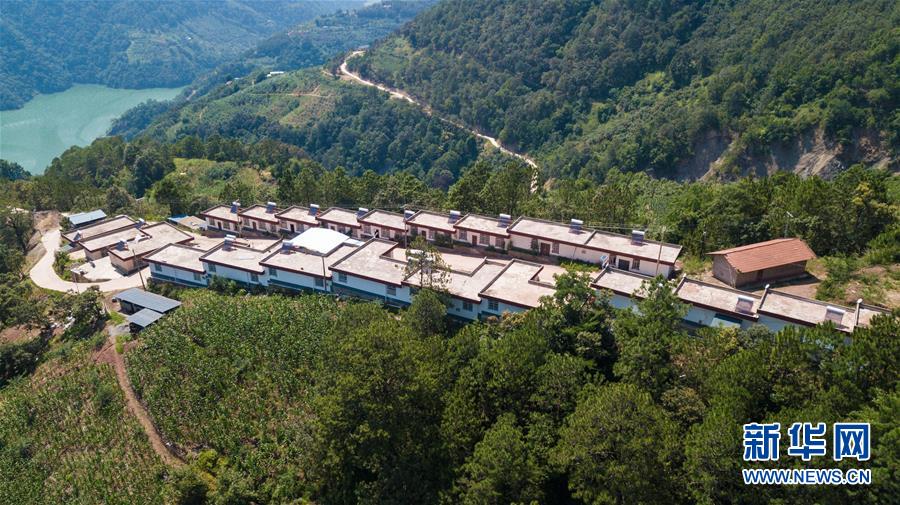 （在習(xí)近平新時(shí)代中國特色社會主義思想指引下&mdash;&mdash;新時(shí)代新作為新篇章&middot;總書記關(guān)心的百姓身邊事&middot;圖文互動）（1）&ldquo;四好農(nóng)村路&rdquo;：通向幸福，通向遠(yuǎn)方