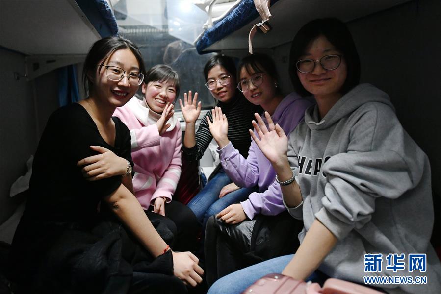 （新華全媒頭條&middot;圖文互動）（2）凝心鑄師魂　立德育新人&mdash;&mdash;以習(xí)近平同志為核心的黨中央關(guān)心教師隊(duì)伍建設(shè)紀(jì)實(shí)