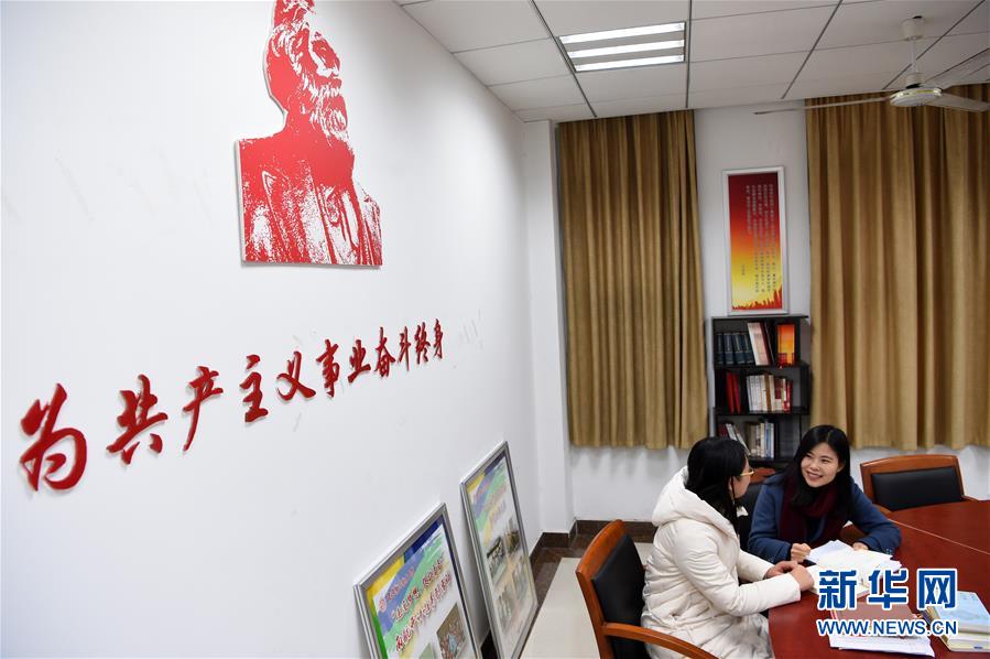 （新華全媒頭條&middot;圖文互動）（3）凝心鑄師魂　立德育新人&mdash;&mdash;以習(xí)近平同志為核心的黨中央關(guān)心教師隊(duì)伍建設(shè)紀(jì)實(shí)