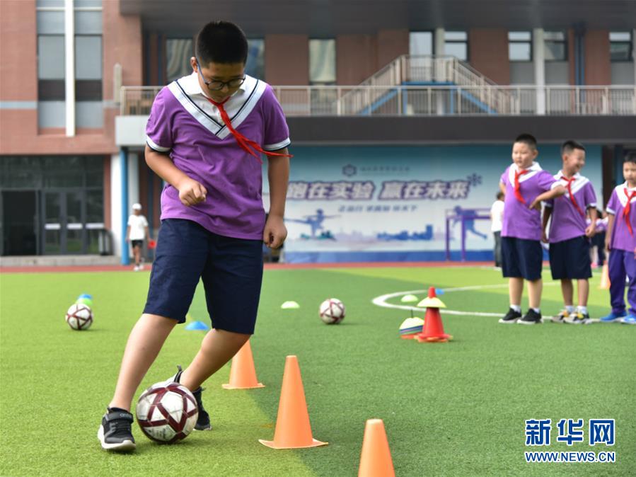 （體育&middot;圖文互動）（2）（在習(xí)近平新時(shí)代中國特色社會主義思想指引下&mdash;&mdash;新時(shí)代新作為新篇章&middot;總書記關(guān)心的百姓身邊事）奔跑吧，少年！&mdash;&mdash;體育讓孩子們插上強(qiáng)壯的翅膀（配本社同題文字稿）