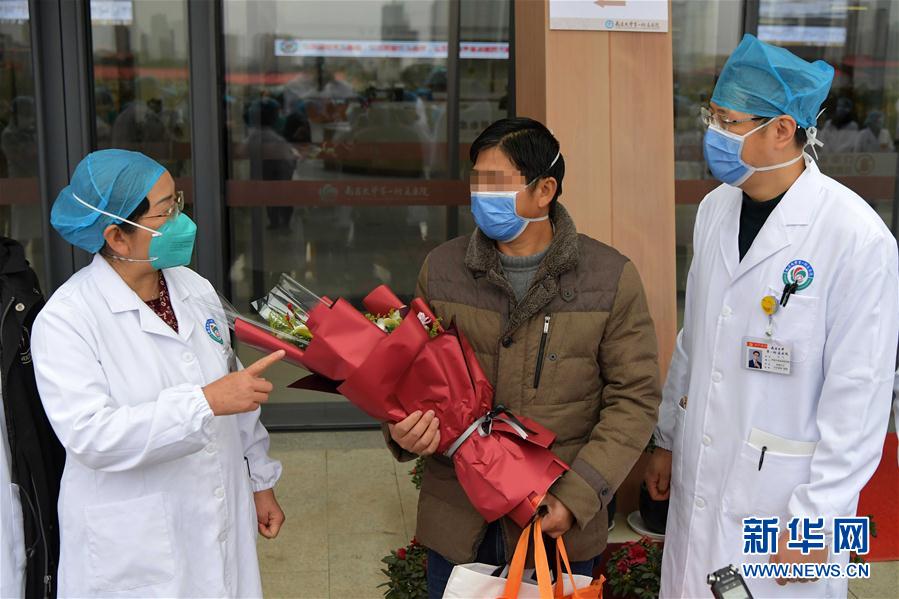 (在習(xí)近平新時代中國特色社會主義思想指引下——新時代新作為新篇章·習(xí)近平總書記關(guān)切事·圖文互動)(10)口罩擋不住你的美——戰(zhàn)“疫”一線巾幗掠影