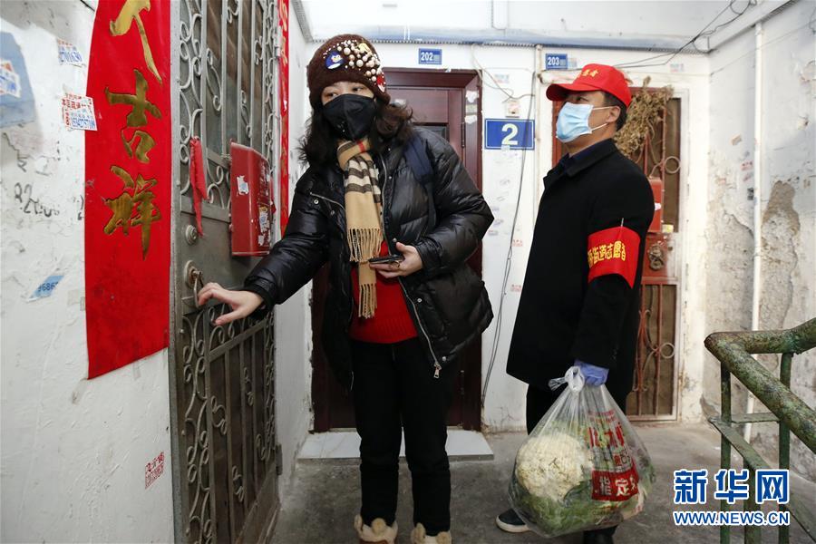 （習(xí)近平致敬的戰(zhàn)&ldquo;疫&rdquo;英雄&middot;社區(qū)工作者篇&middot;圖文互動(dòng)）（6）他們，堅(jiān)守一線戰(zhàn)風(fēng)雨