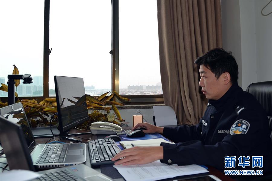 （習(xí)近平致敬的戰(zhàn)&ldquo;疫&rdquo;英雄&middot;公安干警篇&middot;圖文互動）（8）他們，抗疫一線鑄警魂