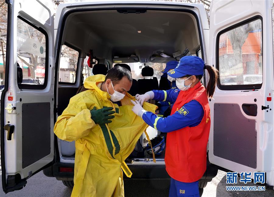 （習近平致敬的戰(zhàn)&ldquo;疫&rdquo;英雄&middot;志愿者篇&middot;圖文互動）（3）他們，微光成炬照征程